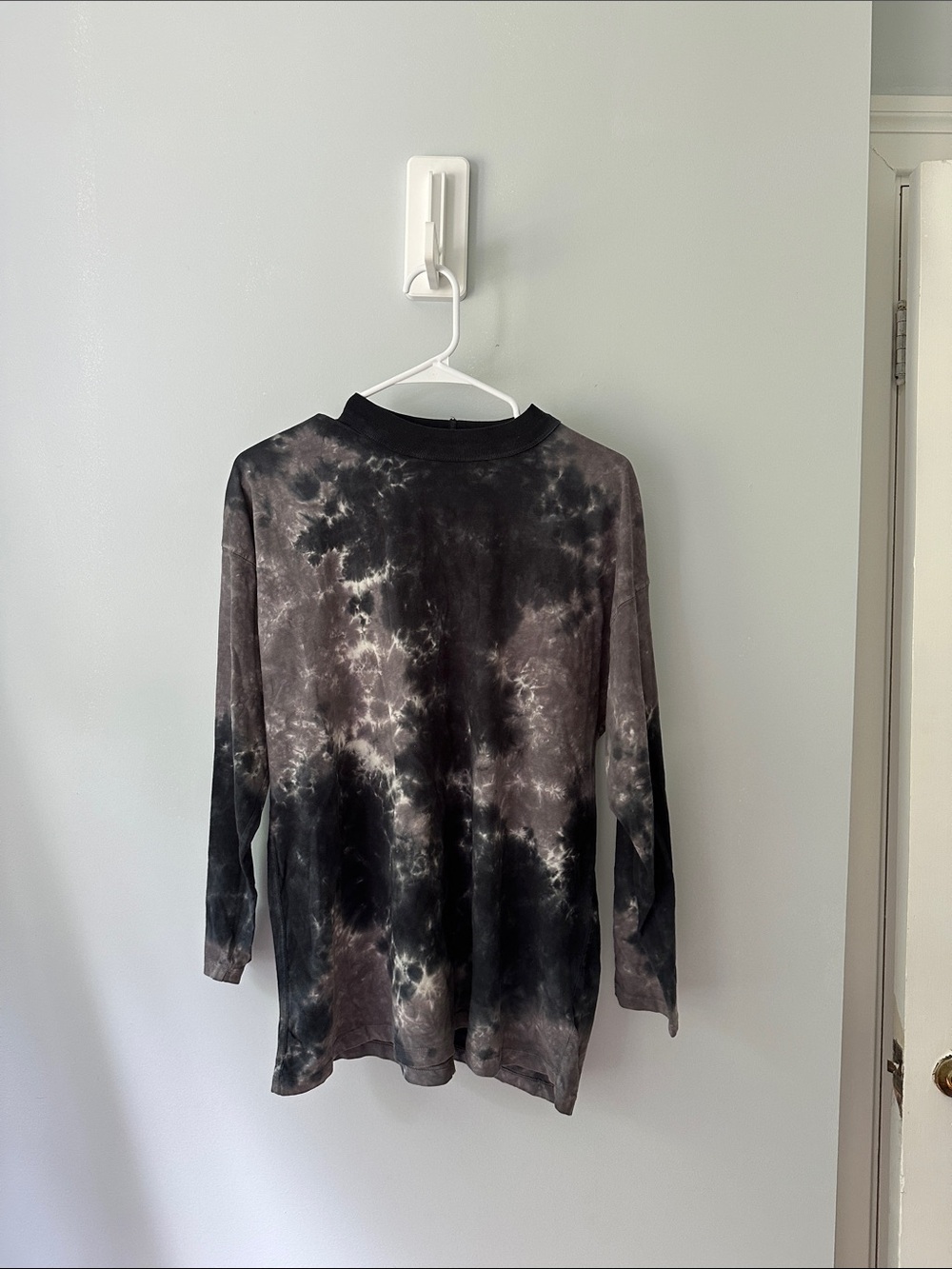 Tie-Dye Long Sleeve Tee in Charcoal and Smoke